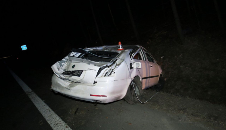 Řidič, kterému kolovalo v krvi dvě promile, dostal v zatáčce smyk a havaroval