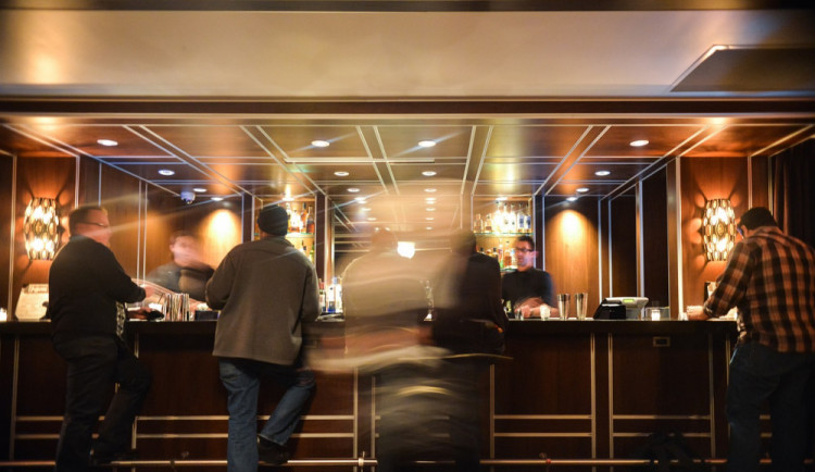 Drzý zloděj okradl spícího muže. Sebral mu peněženku z bundy, kterou měl oblečenou na sobě