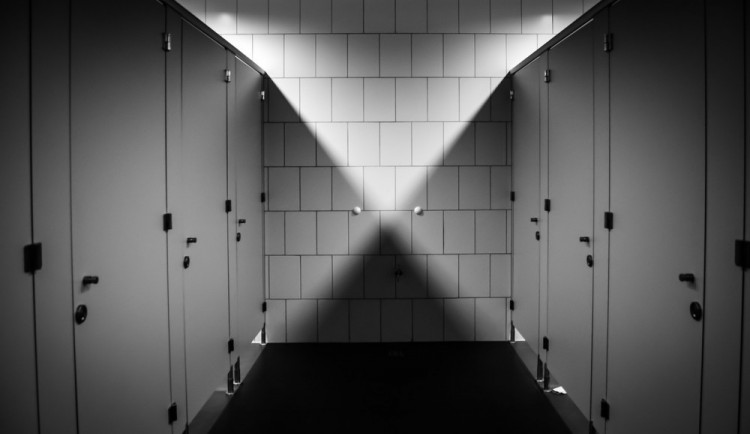 Na toaletách na hlavním nádraží se zamkl muž, který odmítal odejít. Znečištěné místo exkrementy musel po sobě uklidil