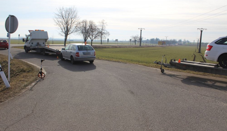 Řidič náklaďáku při couvání narazil do škodovky. Na zavinění nehody se řidiči nedokázali dohodnout