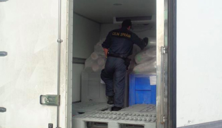 Celníci u Křelova zastavili dodávku, která převážela tunu a půl nenahlášeného hovězího masa na kebab