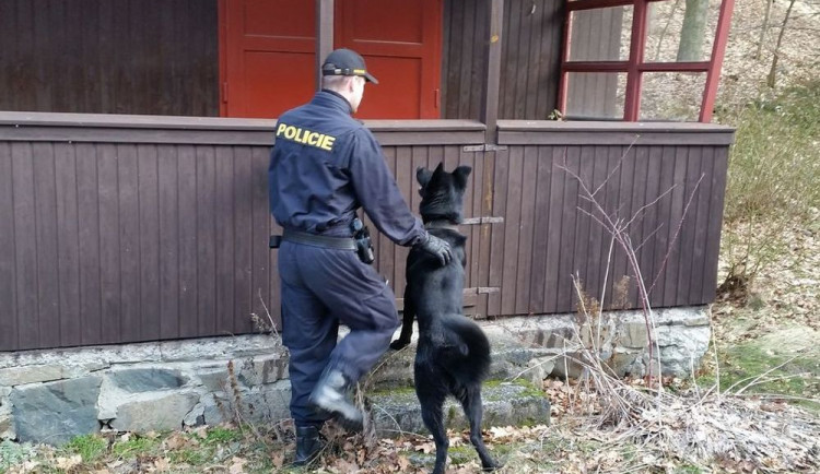 V zimě lákají opuštěné chaty zloděje i lidi bez domova. Na Šternbersku proběhla kontrolní policejní akce