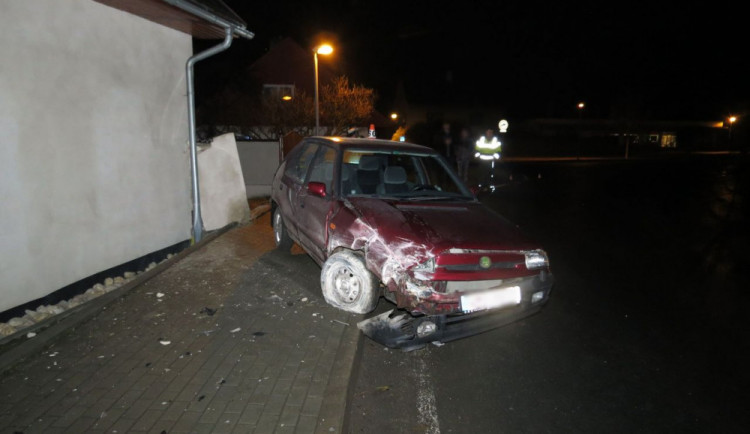 FOTO: Muž během jednoho večera ukradl hned dvě auta, s oběma boural