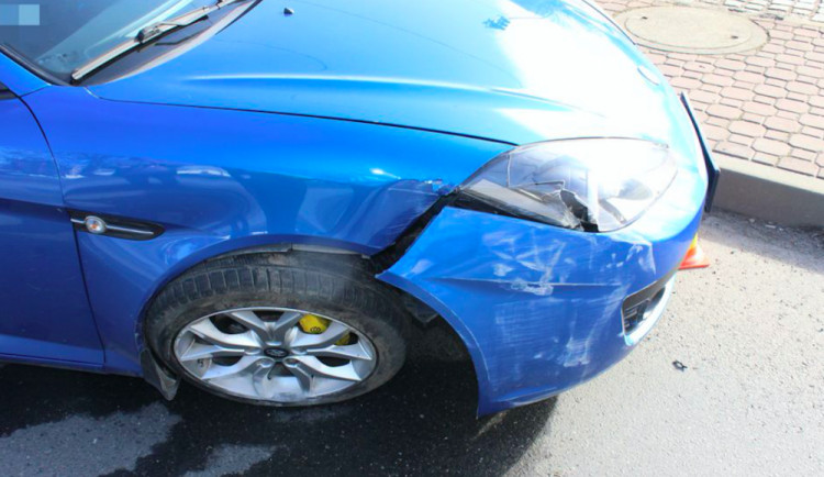 Řidič nezvládl v křižovatce u Tržnice zatáčku a porazil semafor