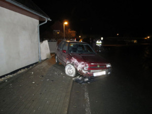 FOTO: Muž během jednoho večera ukradl hned dvě auta, s oběma boural