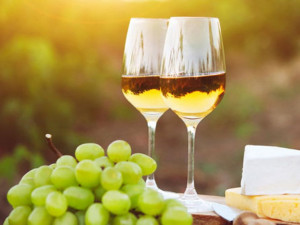 Přivítejte jaro nad skleničkou dobrého vína na Týneckém koštu. Akce se zúčastní sexuolog Radim Uzel