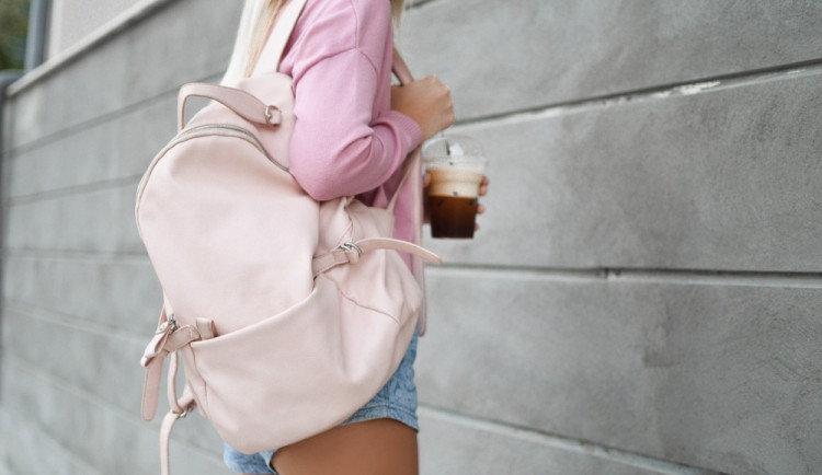 Zloděj okradl cizinku v tramvaji. Z batohu, který měla přes rameno, jí sebral peněženku