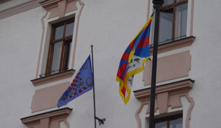 Olomouc i Přerov vyvěsí 10. března tibetskou vlajku. Prostějov se k akci nepřipojí