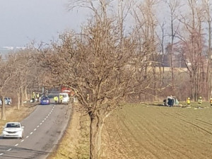 Řidič skončil s autem daleko v poli. Do nemocnice ho ve vážném stavu transportoval vrtulník