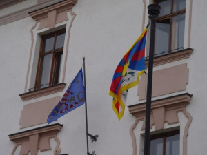 Olomouc i Přerov vyvěsí 10. března tibetskou vlajku. Prostějov se k akci nepřipojí