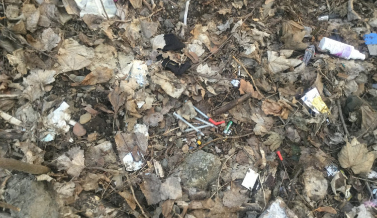 Během pár dní odebrali strážníci téměř třicet injekčních stříkaček a jehel. Největší nález byl v ulici Na Trati