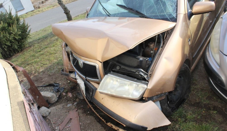 Opilá řidička nezvládla projet dvojitou zatáčkou. Její jízdu zastavil až náraz do domu