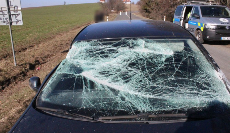 Řidič na vjezdu do vojenského prostoru nerespektoval zákaz vjezdu a narazil do závory