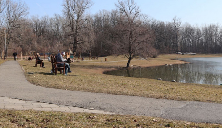 Chodníky kolem přerovské Laguny jsou poškozené. Čeká je oprava