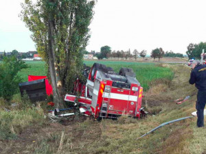 Za tragickou nehodu hasičské cisterny u Libivé může podle policie její řidič. Hrozí mu až šest let ve vězení