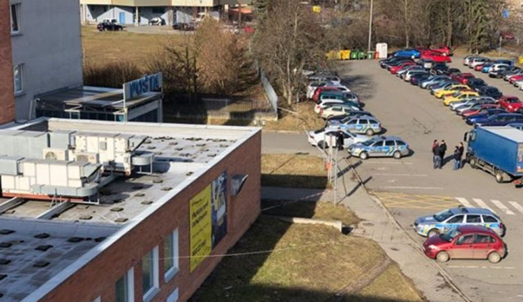 Na poštách v ulicích Ladova a Jeremenkova byla nahlášena bomba