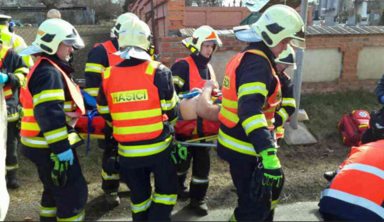 AKTUÁLNĚ: Hasiči zasahují u dopravní nehody v Drahanovicích. Motocyklista tam narazil do sloupu