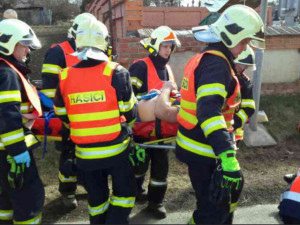 AKTUÁLNĚ: Hasiči zasahují u dopravní nehody v Drahanovicích. Motocyklista tam narazil do sloupu