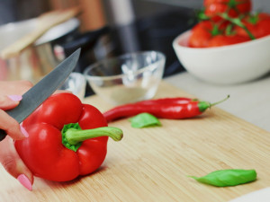 Žena s třemi promile v krvi volala na tísňovou linku a tvrdila, že ji matka ohrožuje nožem. Ta zatím vařila v poklidu oběd