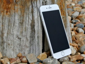 Patnáctiletá dívka zapomněla iPhone 8 na lavičce. Po sedmi minutách už na místě nebyl