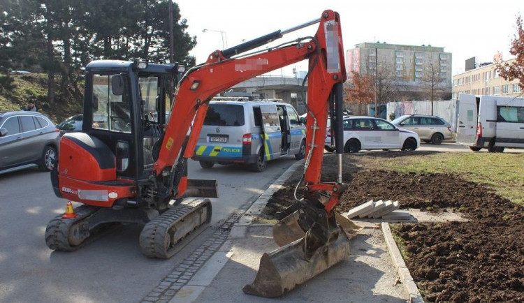 Řidiči bagru se zhoupla nákladová lžíce a narazila do zaparkovaného auta