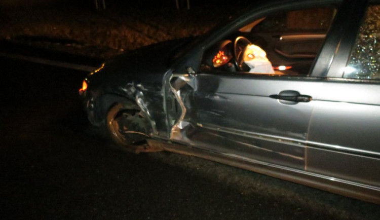 Řidič přejel částečně do protisměru a naboural do protijedoucího BMW. Vznikla škoda za 150 tisíc