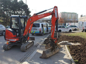 Řidiči bagru se zhoupla nákladová lžíce a narazila do zaparkovaného auta