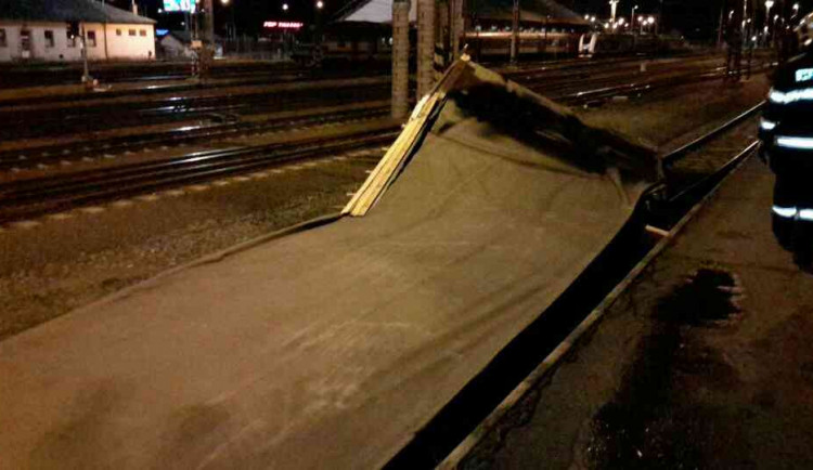 FOTO/VIDEO: Hasiči v noci vyjížděli k desítkám případů. Z nádraží se utrhla střecha, stromy padaly do kolejišť a na silnice