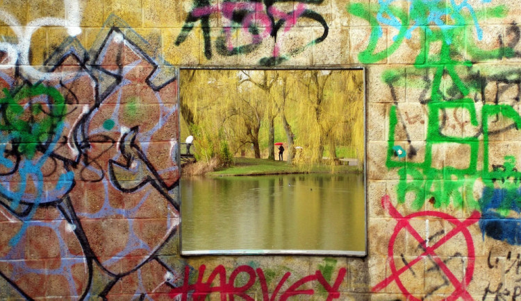 Vandal posprejoval provozovnu občerstvení v parku Michalov. Napáchal škodu za deset tisíc