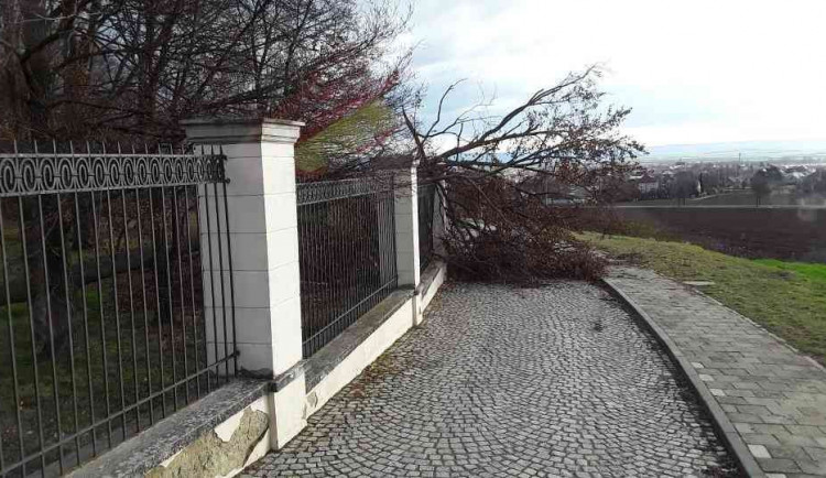 AKTUALIZOVÁNO: Hasiči již v kraji evidují téměř 300 výjezdů, nejvážnější je situace na Olomoucku a Šumpersku