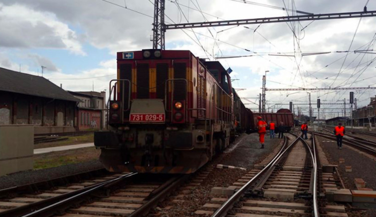 AKTUÁLNĚ: Na nádraží v Olomouci nákladní vlak projel návěstidlo a vykolejil. Nehoda zastavila provoz