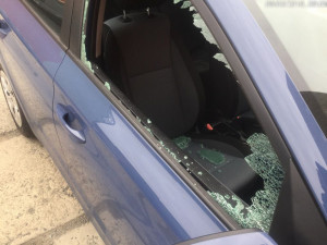 Zloděj v ulici Kaštanova rozbil okno auta, ze kterého ukradl flash disk