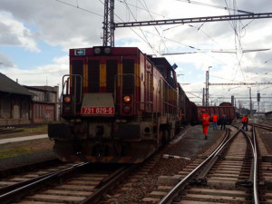 AKTUÁLNĚ: Na nádraží v Olomouci nákladní vlak projel návěstidlo a vykolejil. Nehoda zastavila provoz