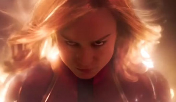 RECENZE: Captain Marvel je průměrný komiks, kde chlapi hrají druhé housle