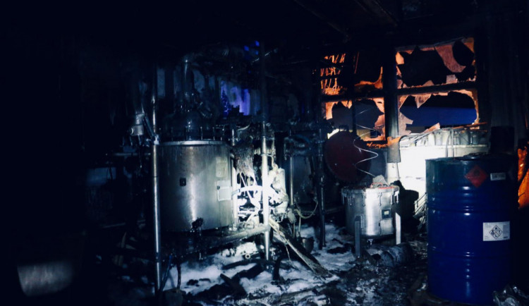 FOTO/VIDEO: Noční požár v ulici Šlechtitelů způsobil škodu za pět milionů korun