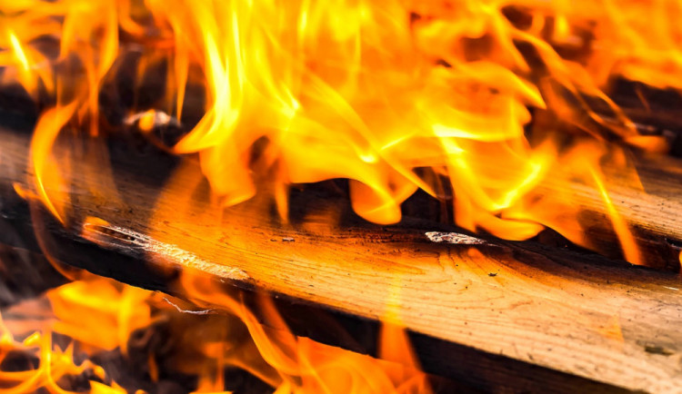 Muž chtěl spálit svou chatku v Olomouci. Požár se však rozšířil i na sousedovu chatku