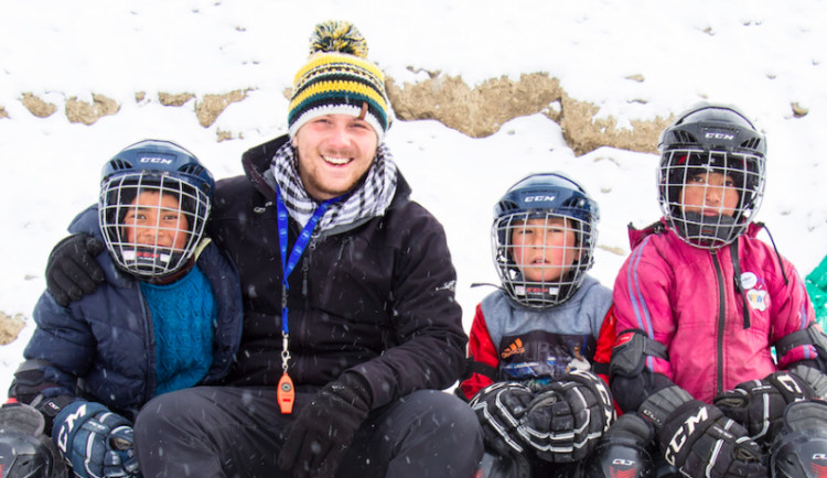 (NE)OBYČEJNÍ: Dal si pohov od práce a vydal se do himálajských hor učit místní děti hokej