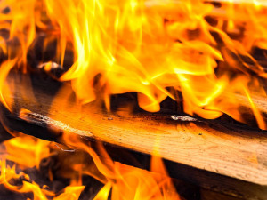 Muž chtěl spálit svou chatku v Olomouci. Požár se však rozšířil i na sousedovu chatku