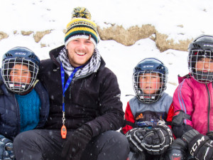 (NE)OBYČEJNÍ: Dal si pohov od práce a vydal se do himálajských hor učit místní děti hokej