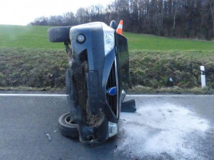 Řidička přecenila za volantem své schopnosti, dostala smyk a přetočila auto na bok