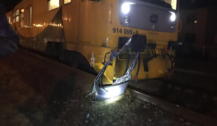 FOTO: Řidička vjela na nechráněný přejezd před projíždějící vlak. Skončila v nemocnici