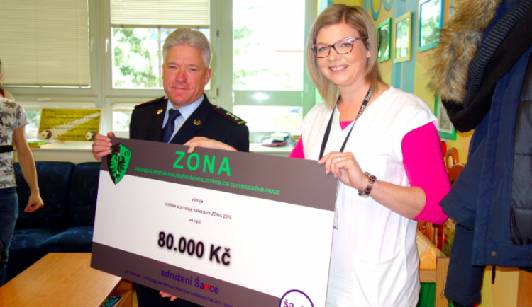 Krajská zásahovka podpořila prodejem charitativního kalendáře dětskou onkologii