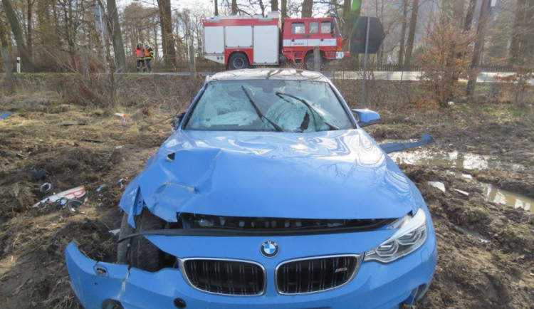 Řidič jel s BMW příliš rychle, naboural do plotu a reklamních cedulí. Vznikla škoda za jeden a půl milionu