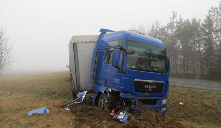 Řidič kamionu se nevěnoval řízení. Zatáčku projel rovně a skončil v příkopě
