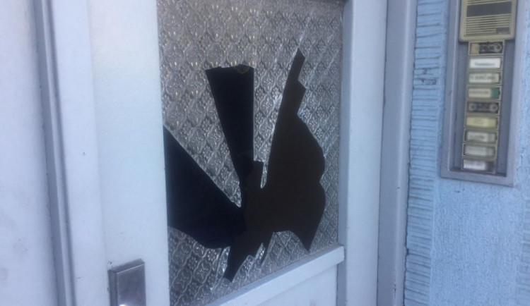 Vandal včera v ulici Dobrovského rozbil skleněnou výplň u vchodových dveří domu