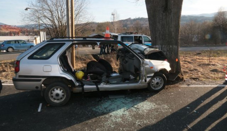 FOTO: Čtyřiadvacetiletý řidič a osmnáctiletý spolujezdec zemřeli po čelním nárazu do stromu