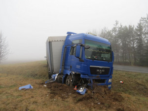 Řidič kamionu se nevěnoval řízení. Zatáčku projel rovně a skončil v příkopě