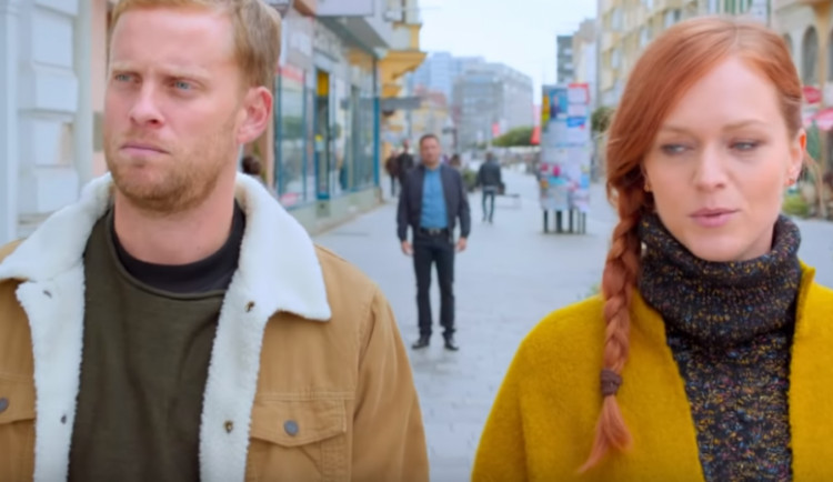 RECENZE: Pokud jste single, zajděte do kina na LOVEní. Určitě se zasmějete