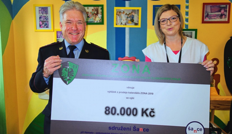 Kalendář policejní zásahovky vydělal hemato-onkologickému oddělení Dětské kliniky 80 tisíc