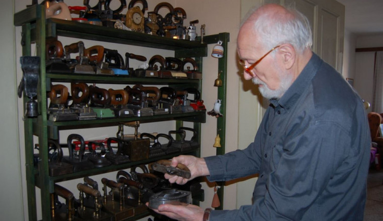 Od plamene k elektřině. Olomoučan vystavuje sbírku historických žehliček